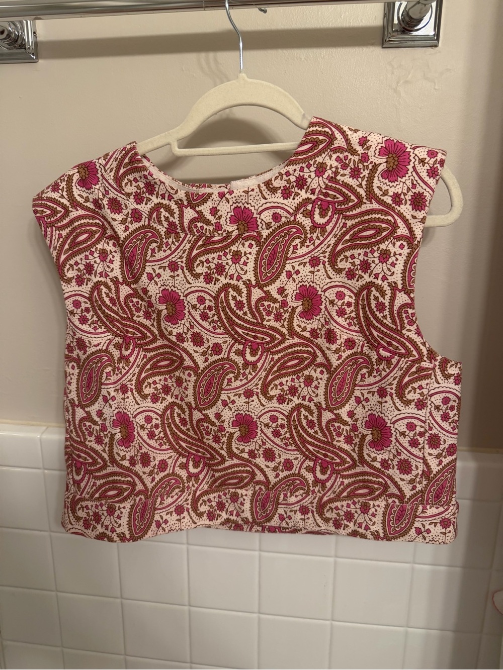 Julia Amory Cropped Paisley Floral Shell Top in Pink and Brown